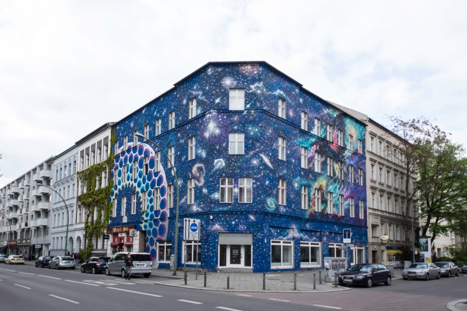 Dieses beeindruckende Mural an einem Eckhaus in der Bülowstraße haben wir der Argentinerien Marina Zumi zu verdanken.