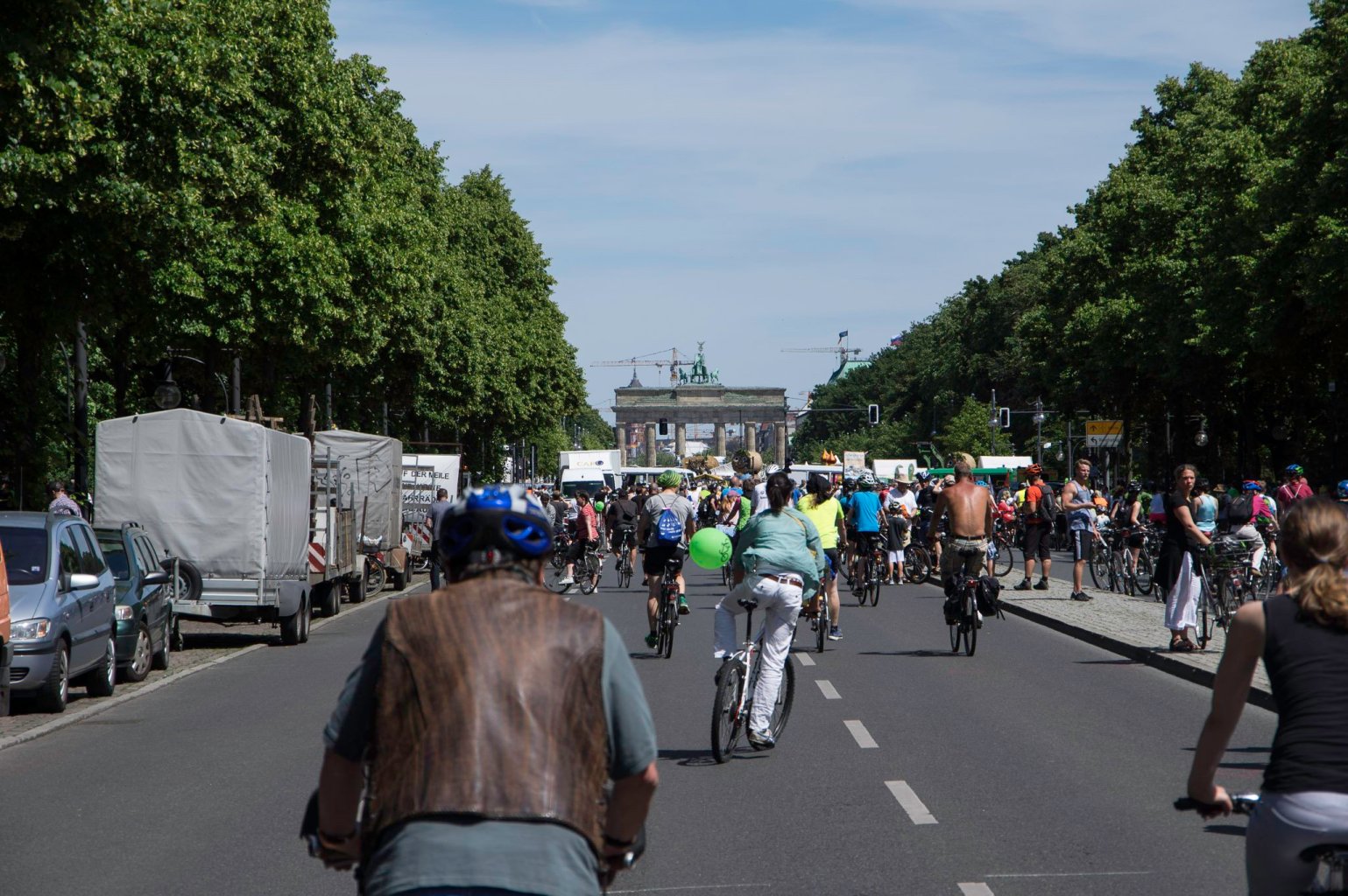 Fahrradfahrer fahren auf das Brandenburger Tor zu, dem Ziel der Sternfahrt 2017.