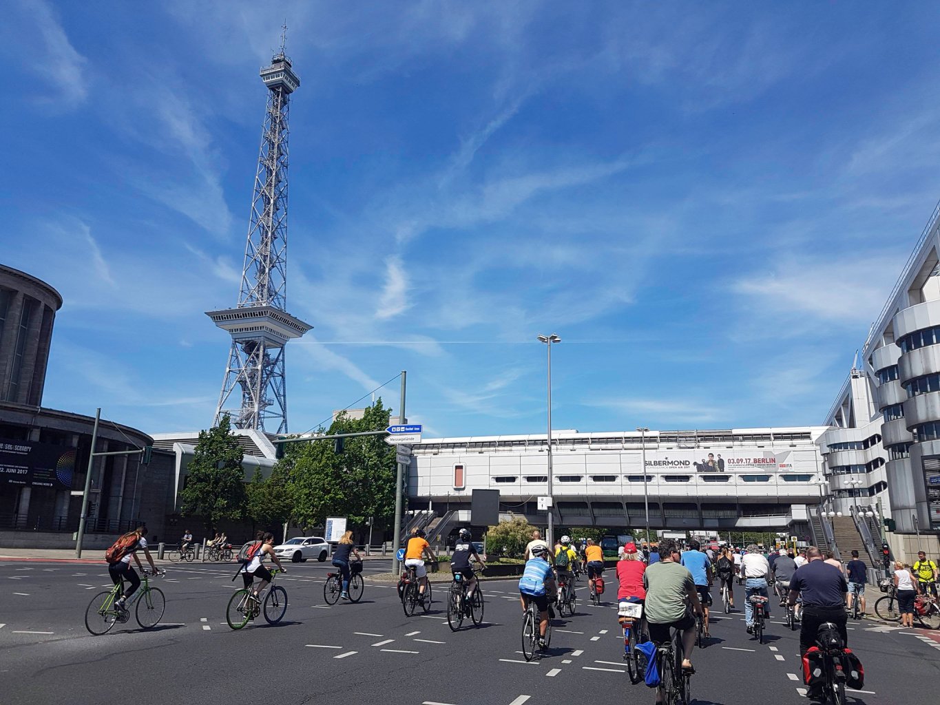 Radfahrer im Bezirk Charlottenburg passieren den Funkturm und das Internationale Congress Centrum in Berlin.