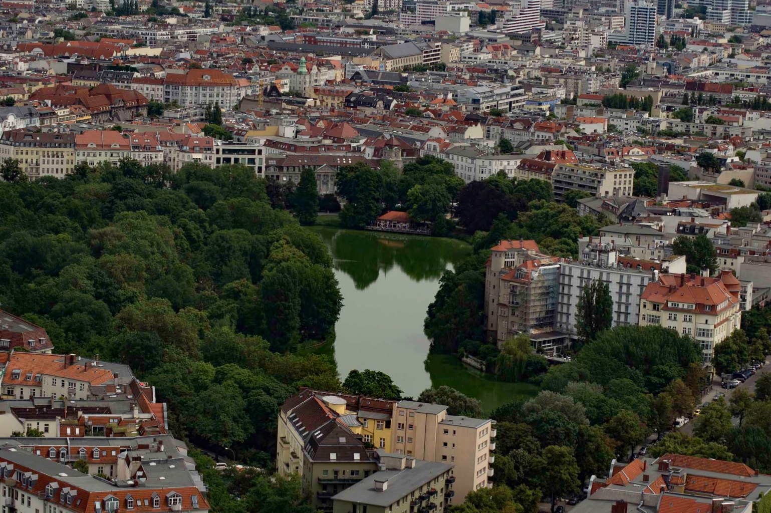 Radtour: Berlin von oben. Der Lietzensee in Charlottenburg vom Funkturm aus gesehen.