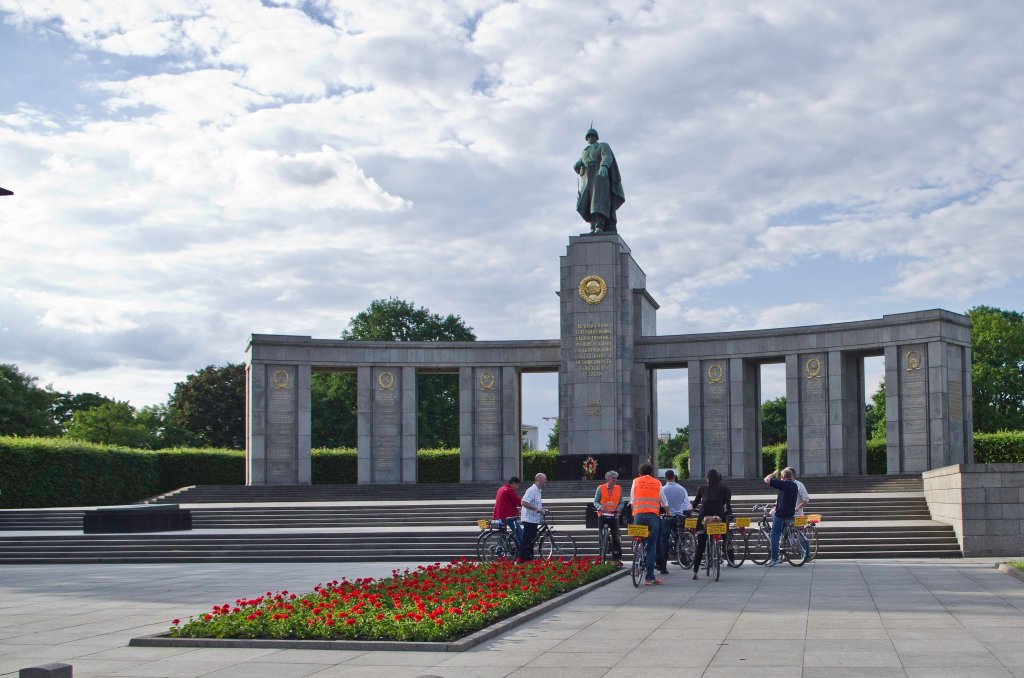 Radtour mit dem Kollegen Pieter vor dem Sowjetischen Ehrenmal in Berlin Tiergarten.