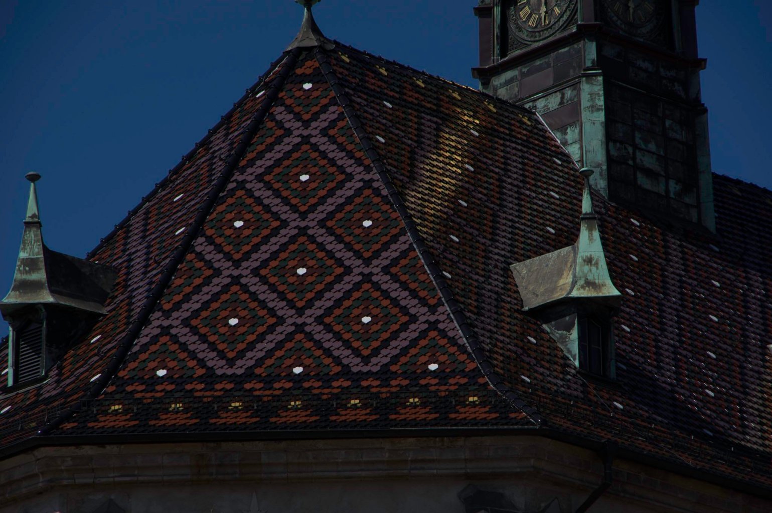 Farbenfrohes Dach der Schlosskirche Wittenberg.