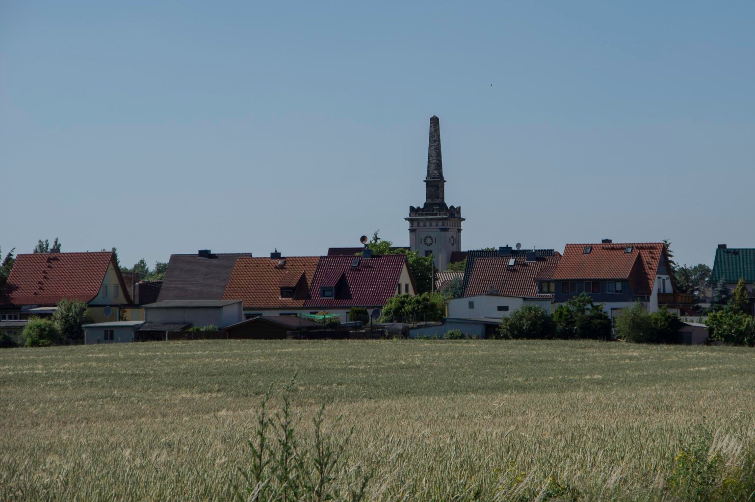 Obelisk auf einem Kirchturm