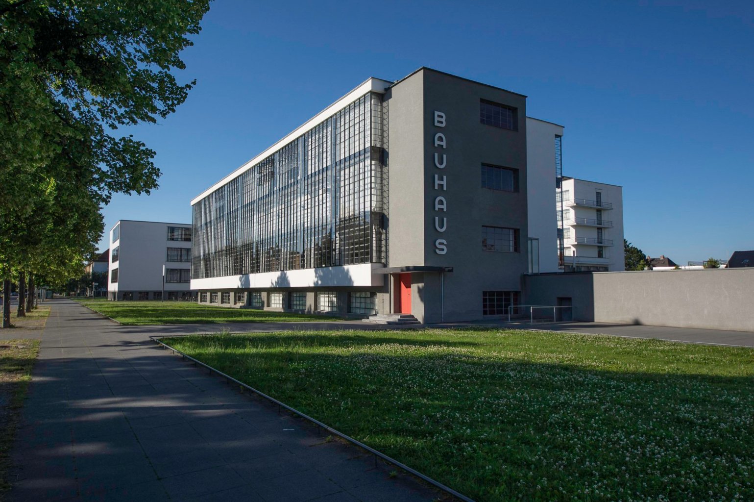 Schlusspunkt und eigentliches Ziel unserer Radtour: das Bauhaus Dessau in der Totalansicht