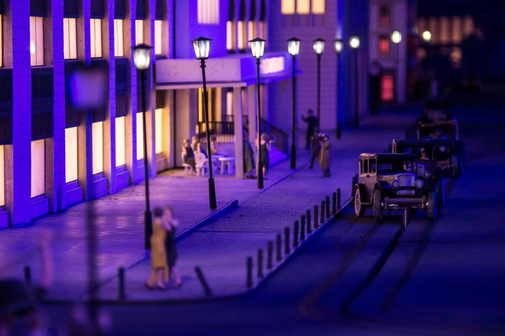 Im Deutschland der Kaisserzeit undenkbar, während der Goldenden Zwanziger auf einmal sichtbar: zwei Frauen die miteinander tanzen - was natürlich auch erst mal am Männermangel nach dem Krieg lag. Im Übrigen waren die 20er nur für einen kllitzekleinen Teil der Leute wirklich golden, nämlich die sehr Wohlhabenden. Der Großteil der Leute, war froh wenn sie was zu Futtern und haben sich keine Gedanken über Kokain aus der Apotheke gemacht.