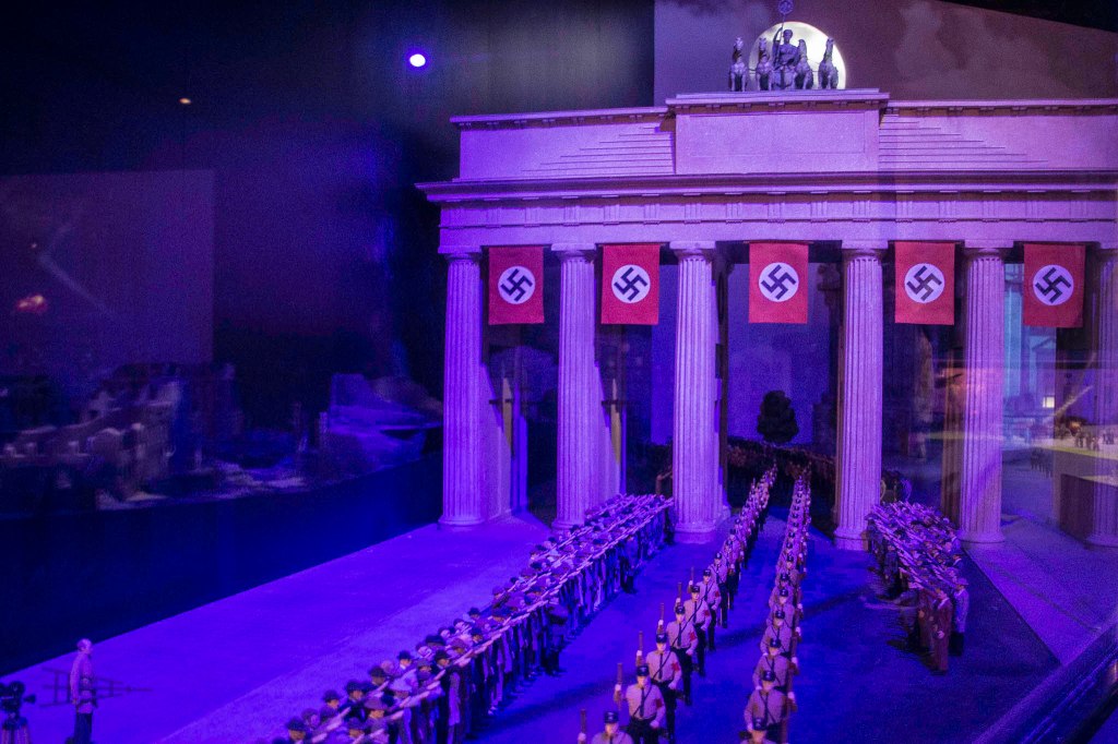 Vor der Zerstörung kommt der Wahn; die SA beim Marsch durchs Brandenburger Tor.