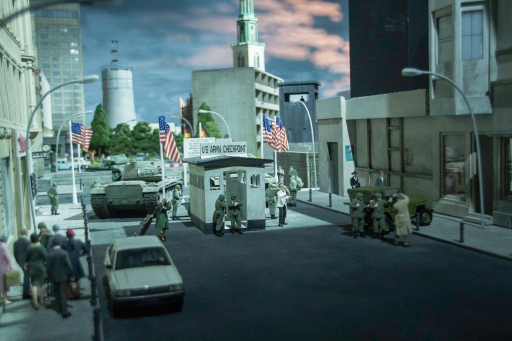 Im Oktober '61 standen sich amerikanische und sowjetische Panzer am Checkpoint Charlie unterwegs. Wegen einer Kleinigkeit wäre damals fast der Dritte Weltkrieg gestartet.