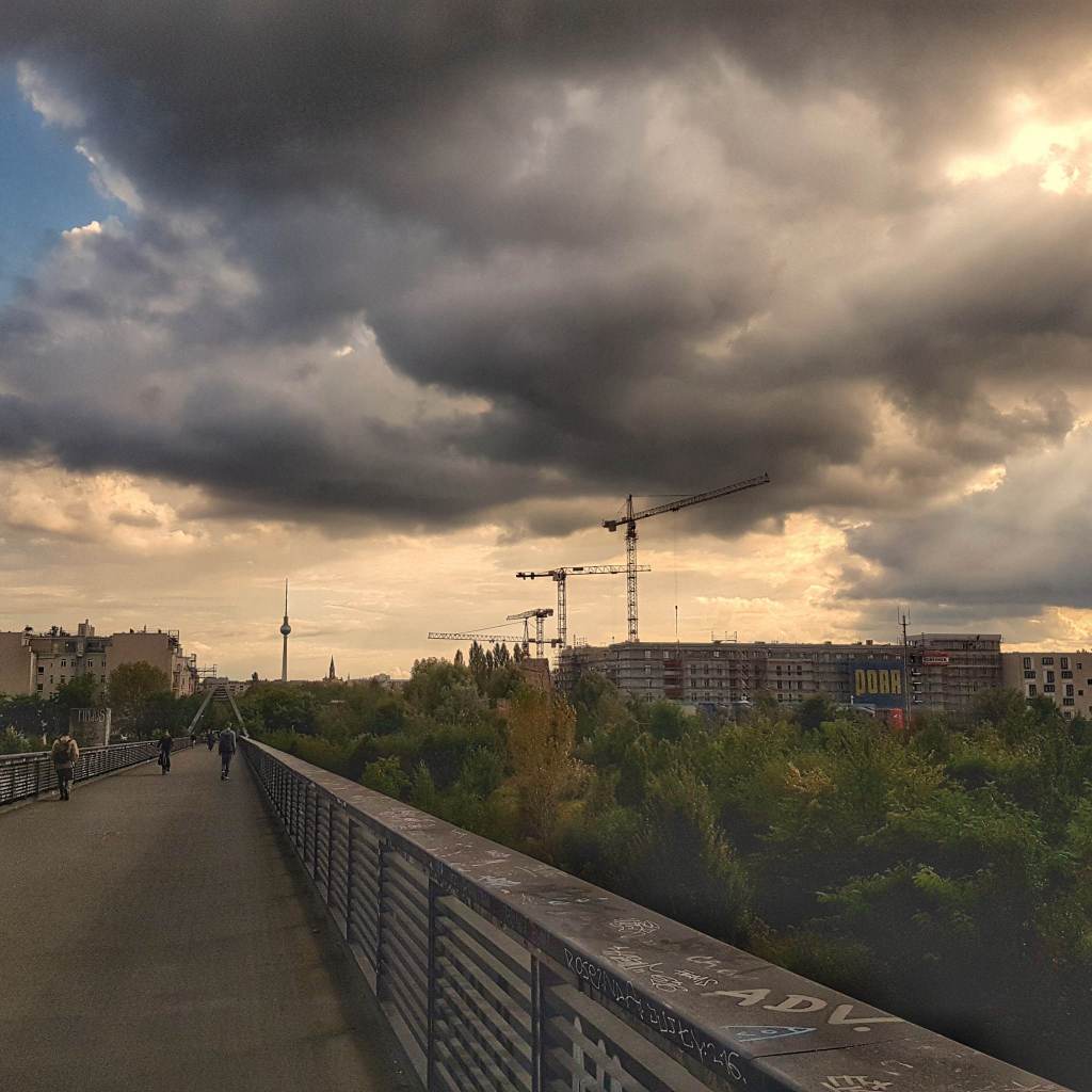 Fernsehturm mit dramatischem Himmel