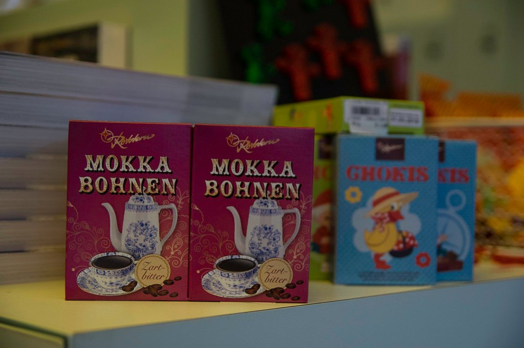 Die gute alte Mokkabohne wird im Museumsshop des Schloss Schönhausen im Original 70er Jahre Design verkauft.
