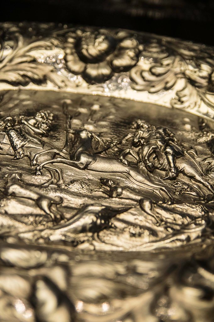 Silberteller aus dem Besitz der preußischen Adelsfamilie derer zu Dohna in der Ausstellung des SChloss Schönhausen.