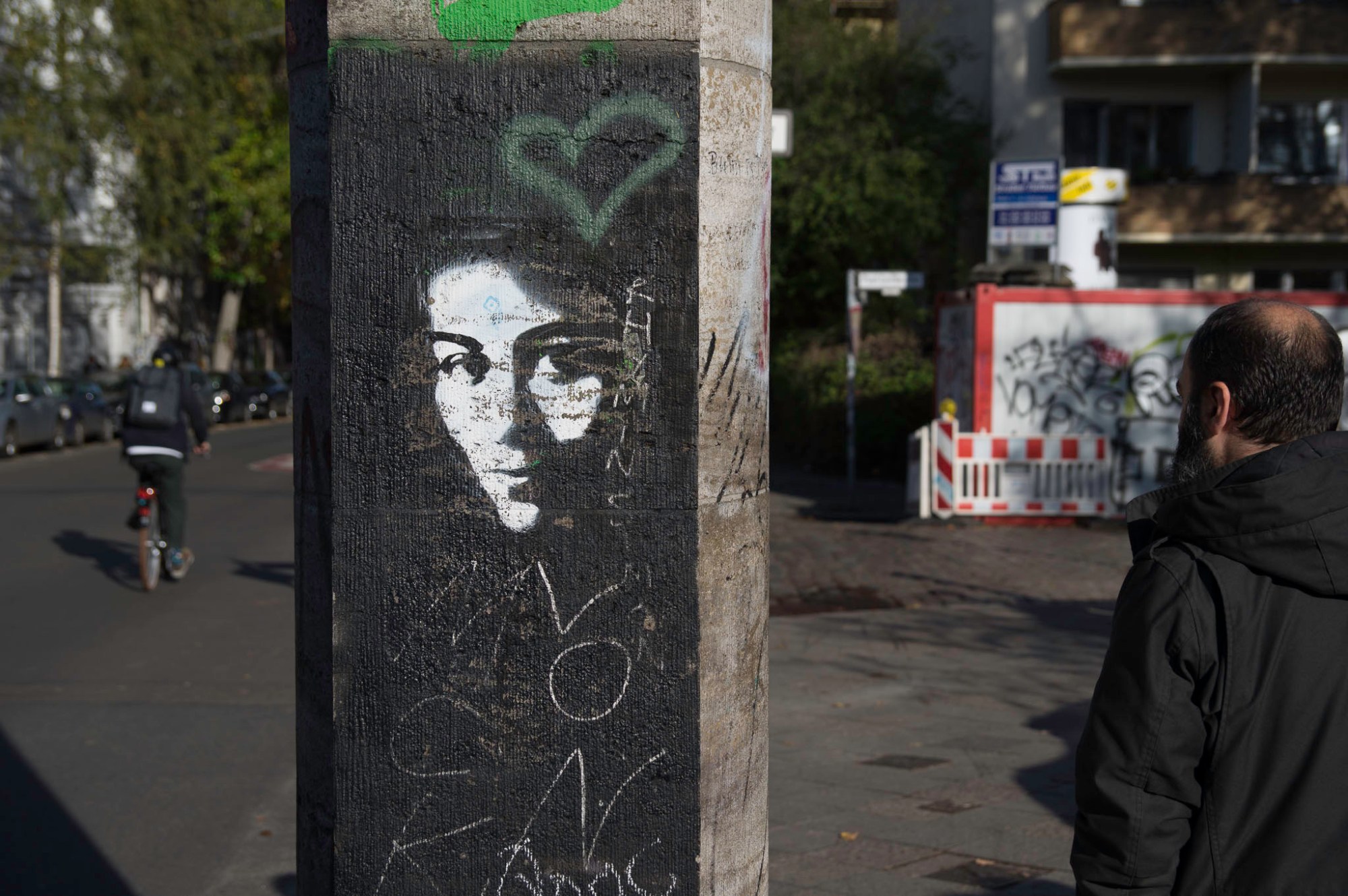 berlin-street-art-bike-tour-8119 She looks a bit lonely, or maybe that is me, 2-colour-stencil found at Thielenbrücke between Kreuzberg and Neukölln.