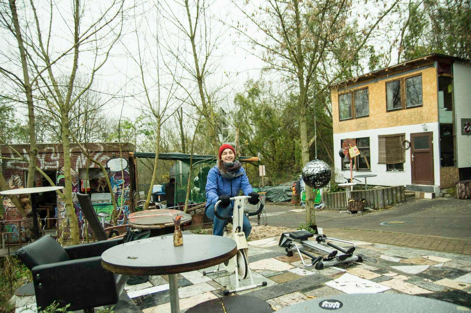 Judith auf einem Fitnessgerät auf dem Teufelsberg