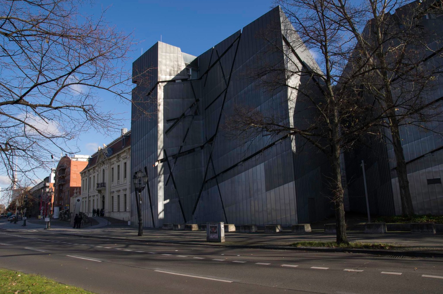 The metallic facade of Berlin's Jeiwsh Museum in Lindenstraße. On the left you can spot the old building that is connected via an underground passage.