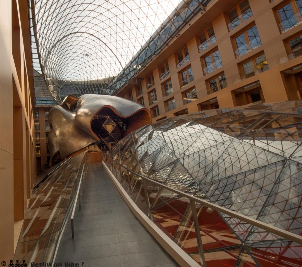 Glasdach und Skulptur Atrium DZ Bank