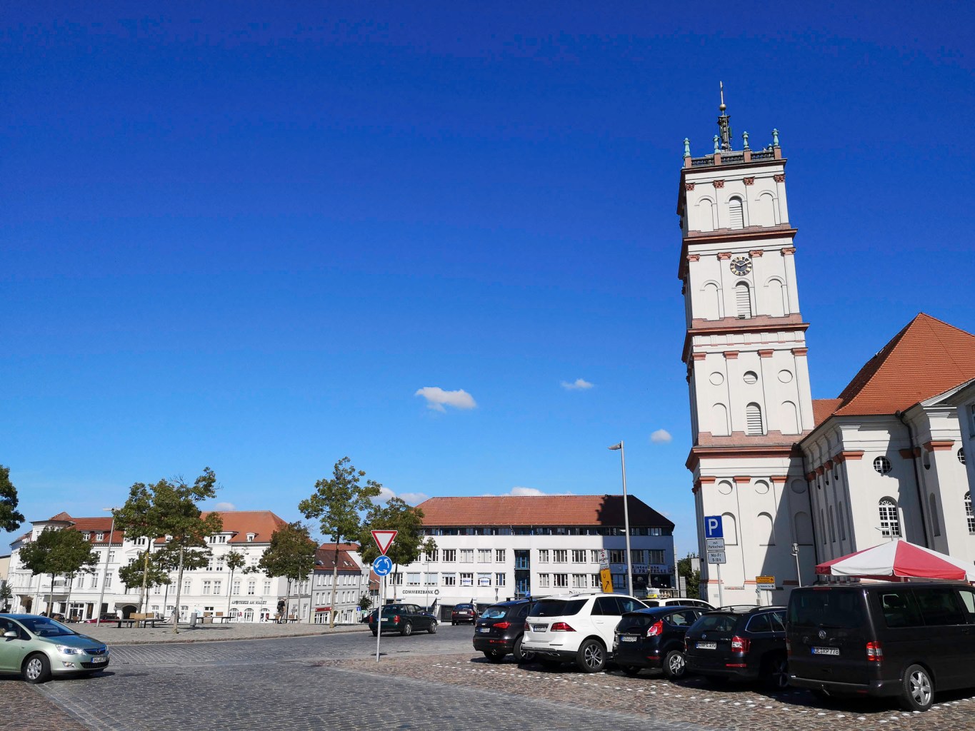 Marktplatz Neustrelitz mit barocker Kirche