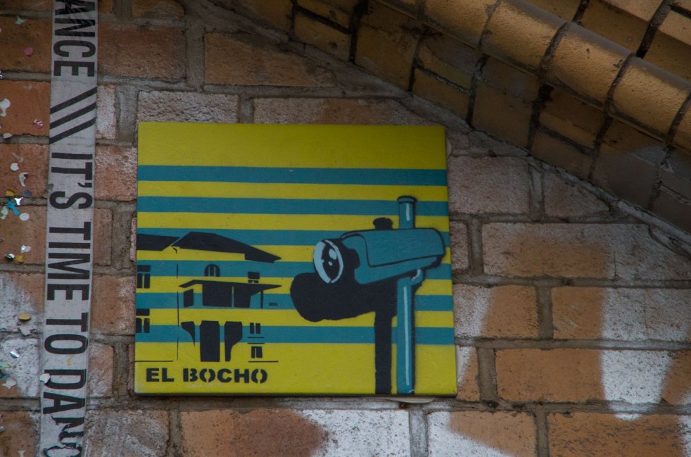 Ganz was Seltenes: eine Kachel von El Bocho. Die Kameras kennt man ja, aber das Material ist neu, für uns zumindest die erste Teil von El Bocho. Streetart aus Mitte