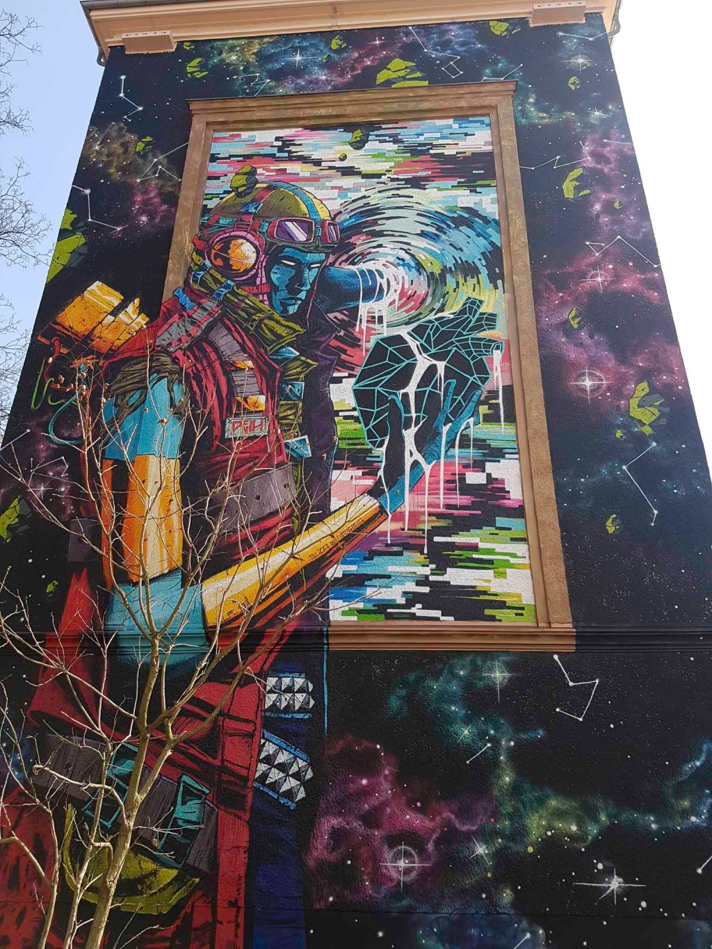 The work of DEIH always reminds me of those of comic genius Moebius in his sci-fi stage. This is especially true for this mural in Prenzlauer Berg, where an end-of-times pilot holds a heart in deep space - fantastic.