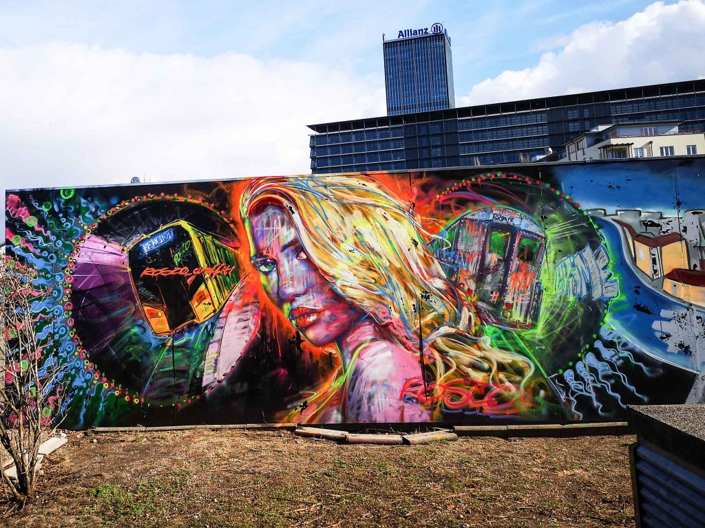 Great grafitto by Roscoe. Not sure if it's the same Roscoe that allegedly painted the first wholetrain i GErmany with his crew, which would probably make him one of the logest-standing artists in the scene.