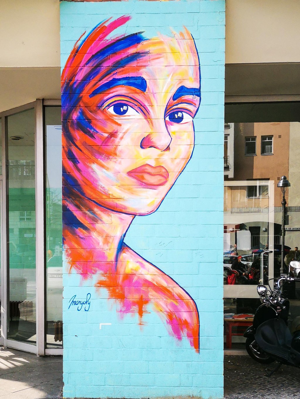 Manyoly is a French artist famous for her colorful portraits of women. Her work is easily recognizable by the broad strokes and the popping Colors.