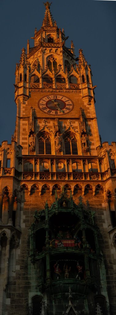 The tower of Munich's neo-gothic townhall in all its evening-sun glory
