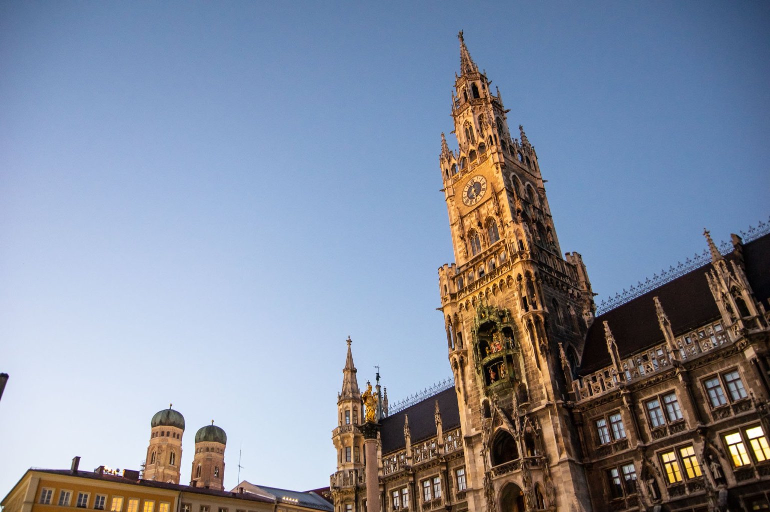Townhall and Frauenkirche in München with a blue sky