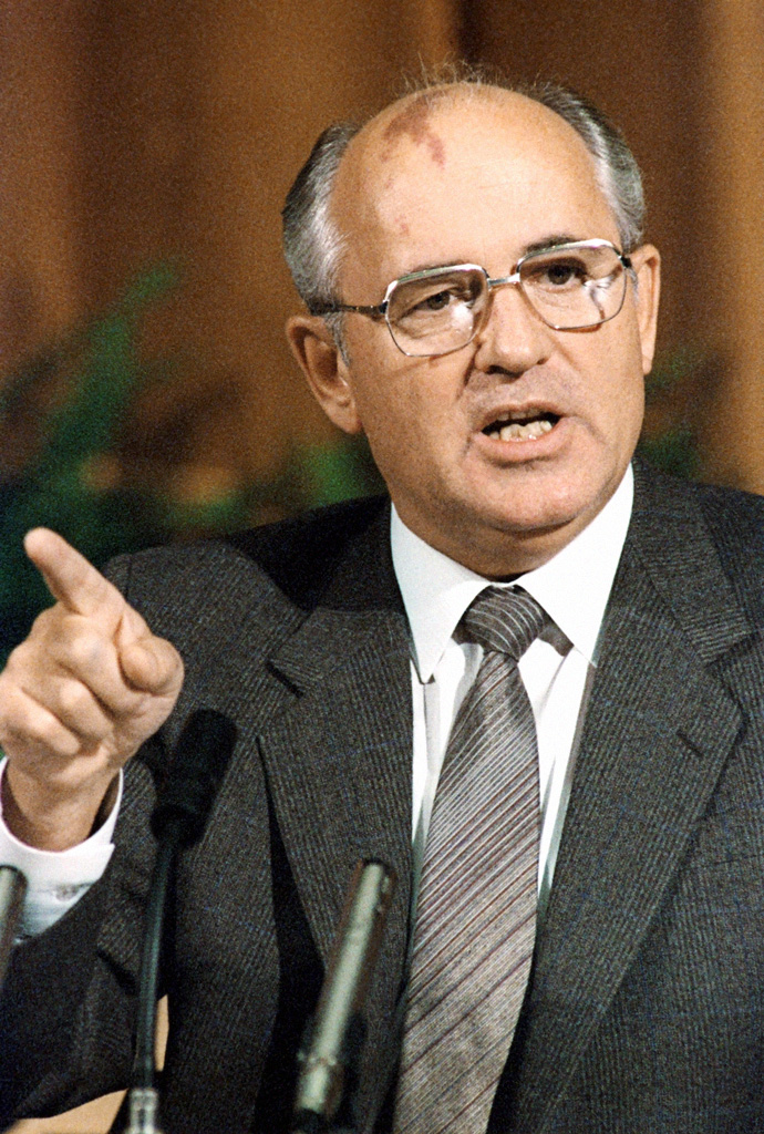 Ãåíåðàëüíûé ñåêðåòàðü ÖÊ ÊÏÑÑ Ì.Ñ.Ãîðáà÷¸â Mikhail Gorbachev wearing a suit and tie