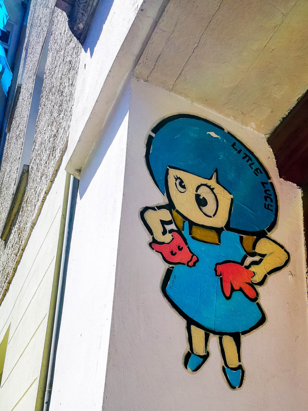 Psste-Up of a little girl (Little Lucy) pulling of the head of a cat by Berlin artist El Bocho.