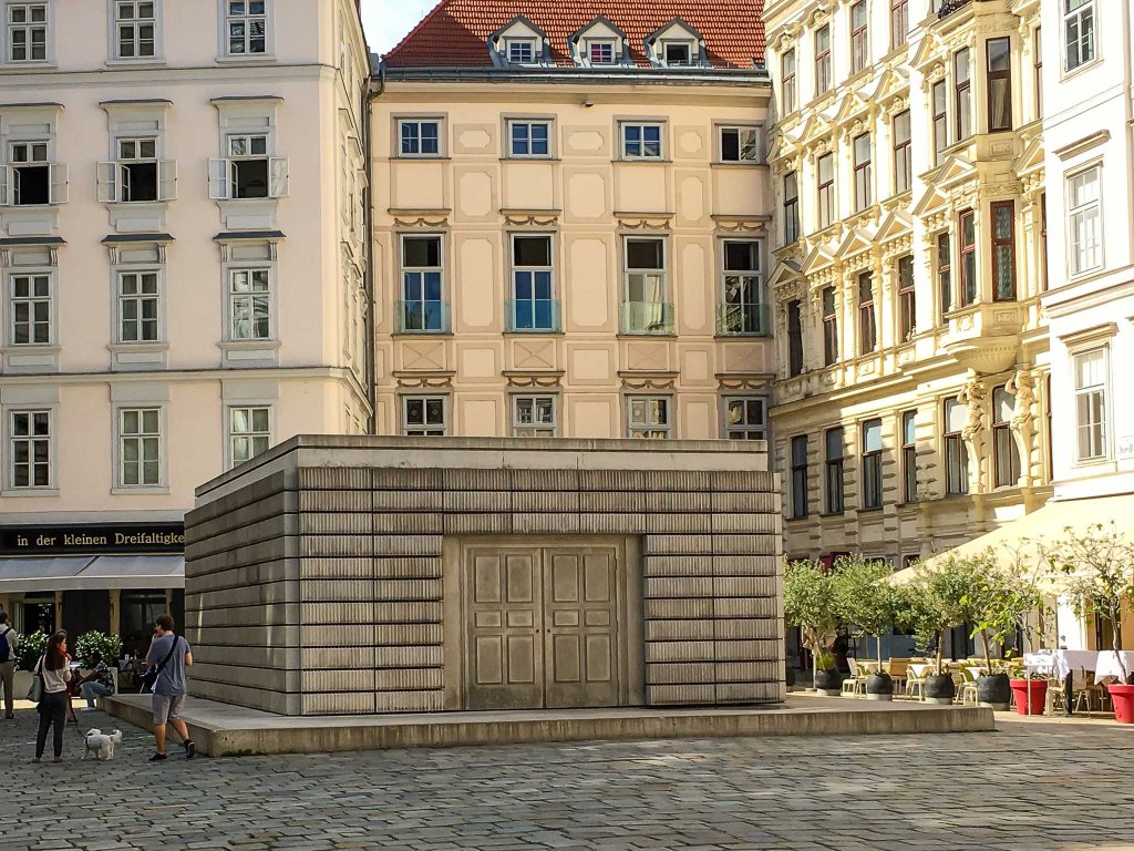 Das Holocaust-Mahnmal in Wien fällt dann etwas kleiner aus als in Berlin, aber schließlich war Österreich ja Hitlers erstes Opfer - ahem, nicht wahr.., da hat keiner gejubelt in '38