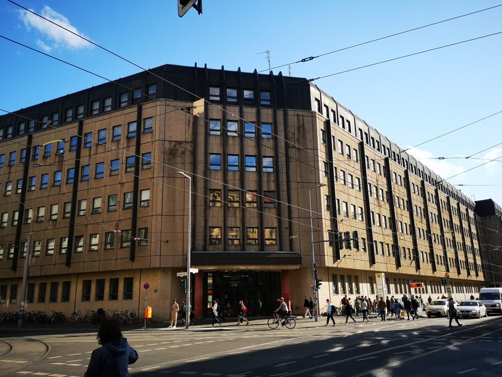 80er Jahre Plattenbau an der Kreuzung Chaussee-Invalidenstraße.