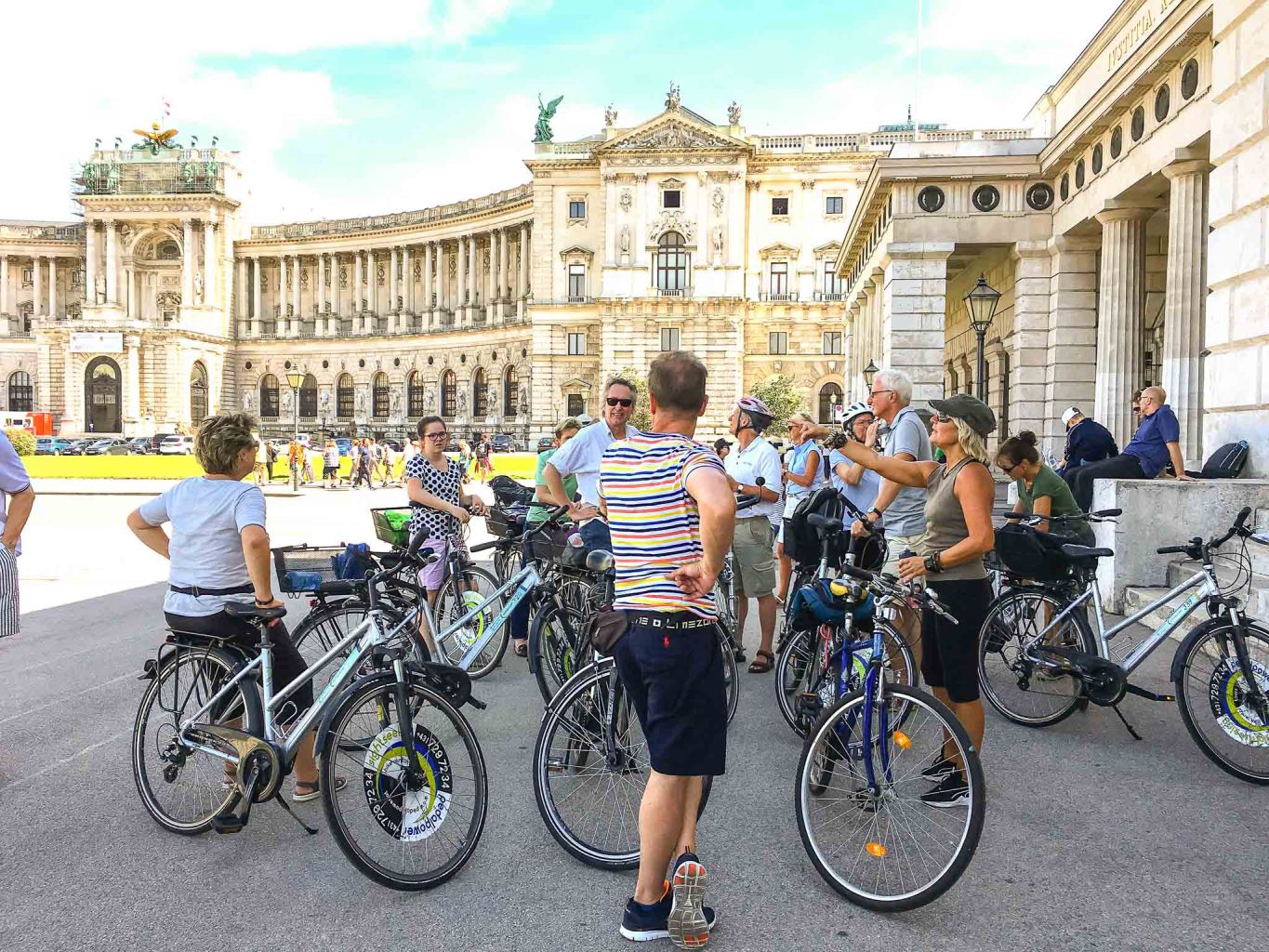 Zwischenstop an der Neuen Hofburg, wobei die geschwungene Fassade angeblich als Vorbild der kgl. Bilbiothek am Berliner Bebelplatz gedient hat.