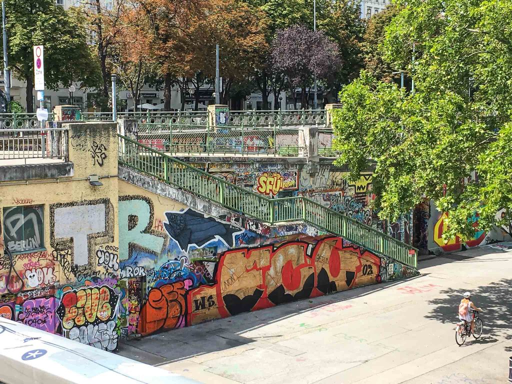 Freitreppe in Wien mit streetart übersäht.