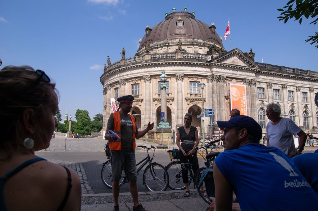 Kurzer Stopp zwischen ehemaliger Alexanderkaserne und Bodemuseum.