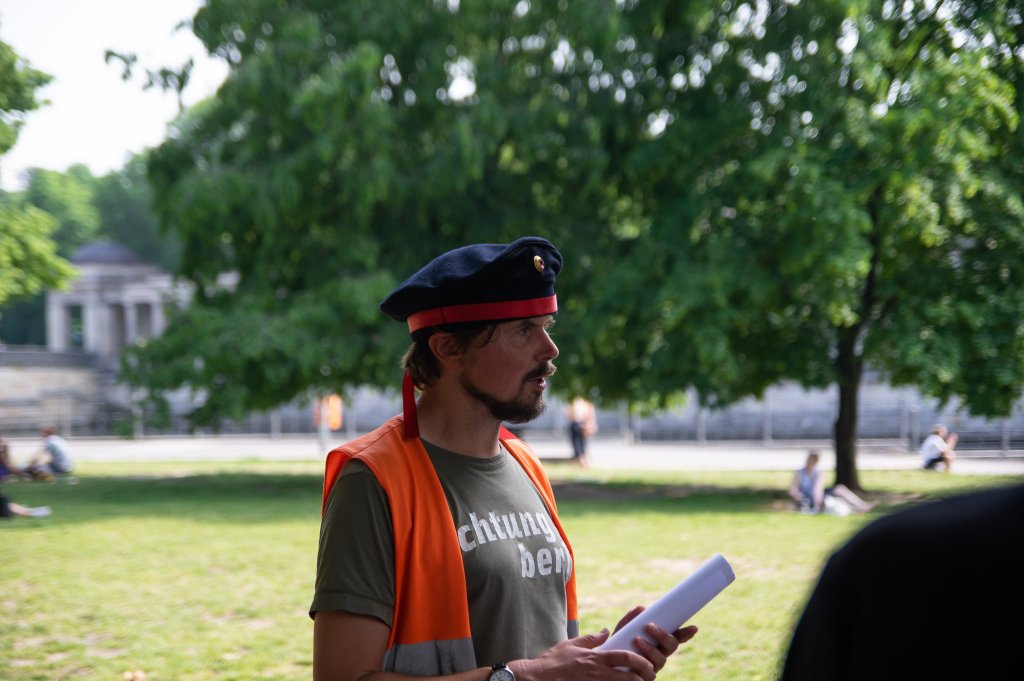Fahrradguide Klaus mit Matrosenmütze auf unserer Radtour zu den Schauplätzen der Revolution von 1918.
