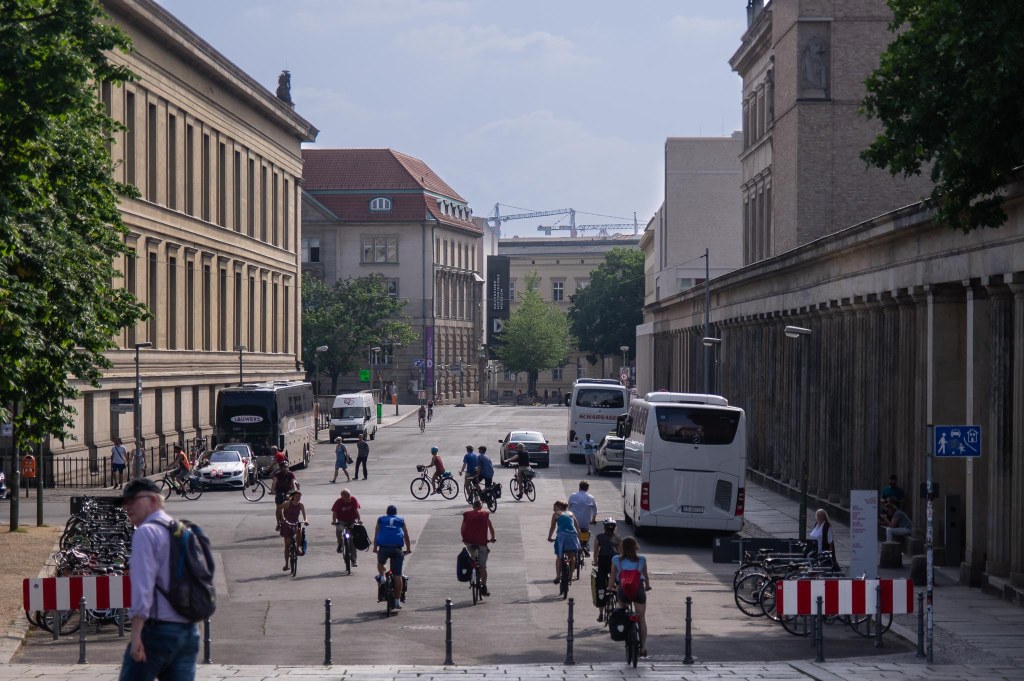 Blick von der Friedrichbrücke Richtung Süden, links das Alte Musem, rechts die Kollonaden der Museumsinsel.