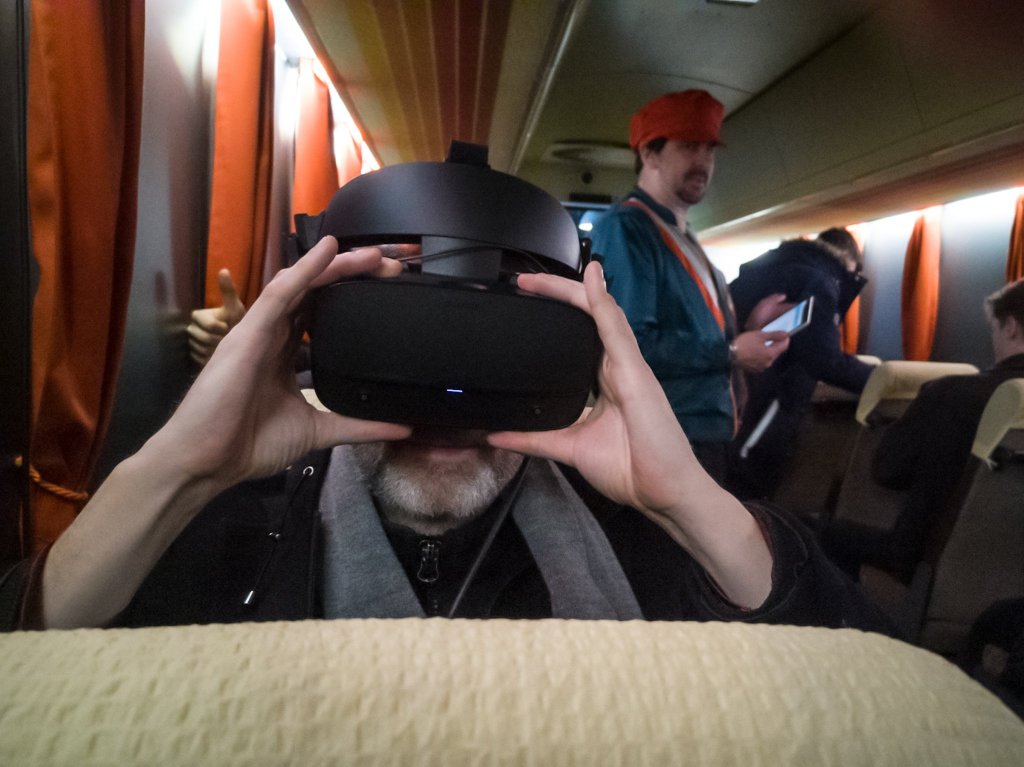 Blogger Sascha ruckelt sich bei TimeRide erst einmal die VR-Brille zurecht