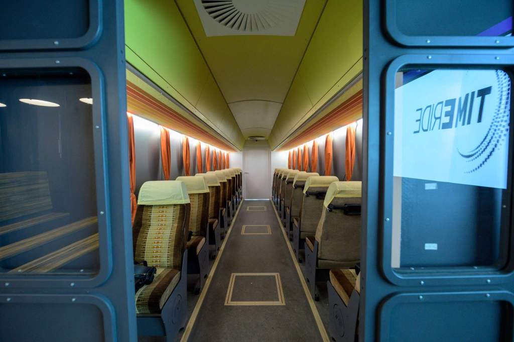 Als "Vorführraum" dient ein alter DDR-Bus.