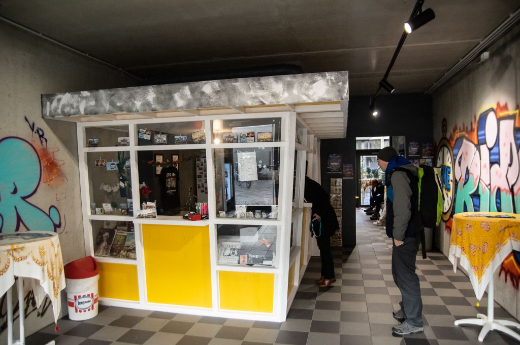 Engeangsbereich bei timeride Berlin mit einem DDR Kiosk aus den den 60ern