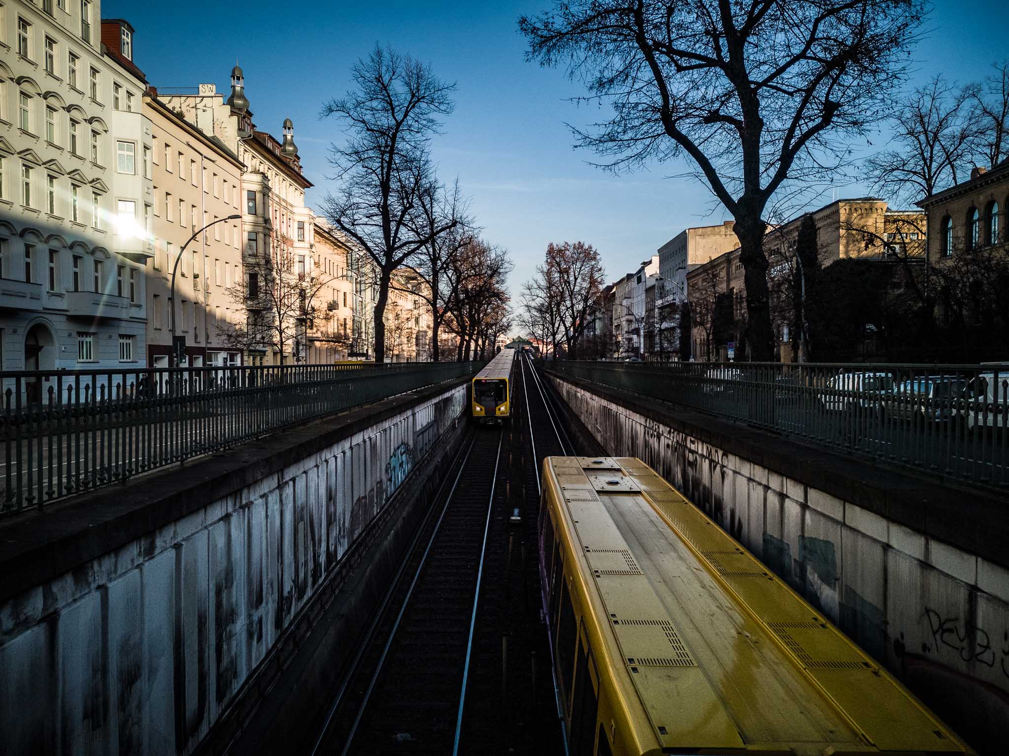 Die Berliner U-Bahnlinie U2 verlässt kurz vor dem Bahnhof Eberswalder Straße den Untergrund.