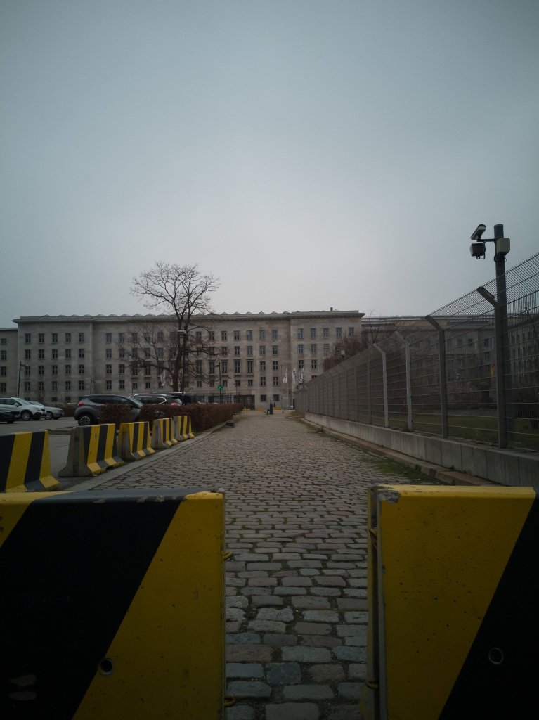 Blick vom Industriedenkmal Buchhändlerhof auf das Finanzministerium.
