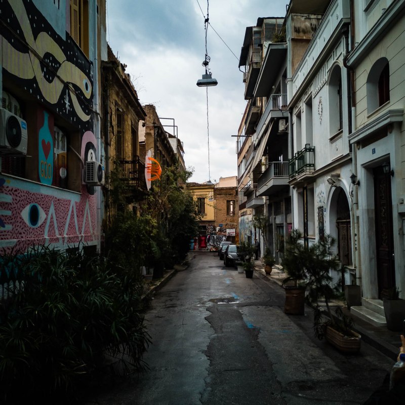 a narrow city street