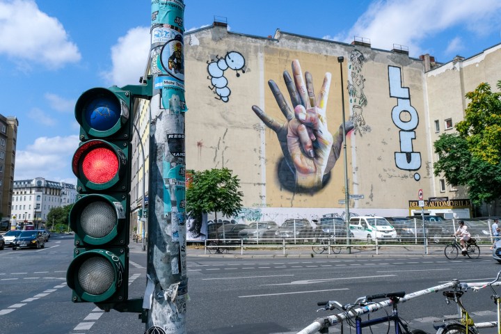 Bike traffic light in front of Case Mclaims artwork in Berlin Kreuzberg - Alternative bike tour Berlin