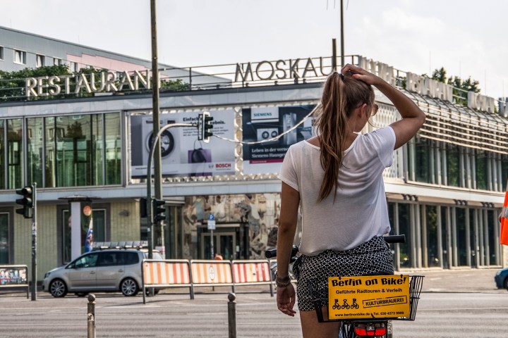 Alternative Berlin bike tour in front of Café Moskau in Berlin