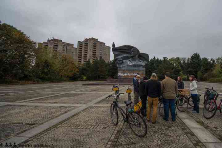 Gruppe am Thälmann Denkmal