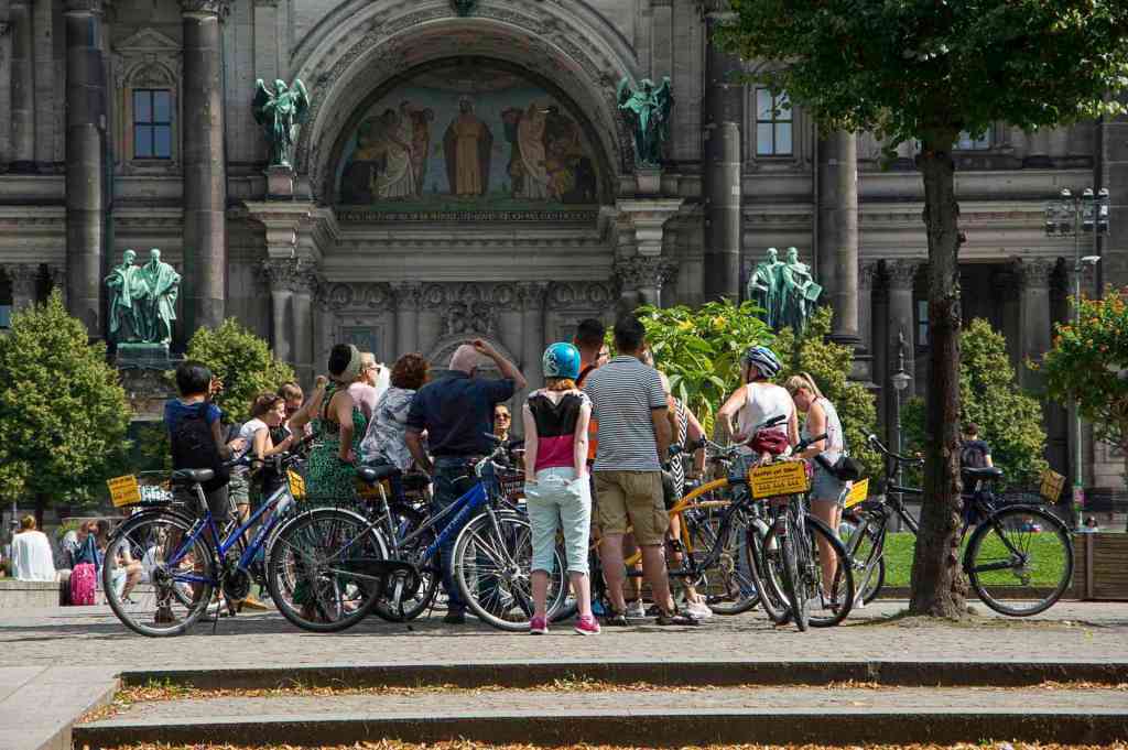 Radgruppe vor dem Berliner Dom
