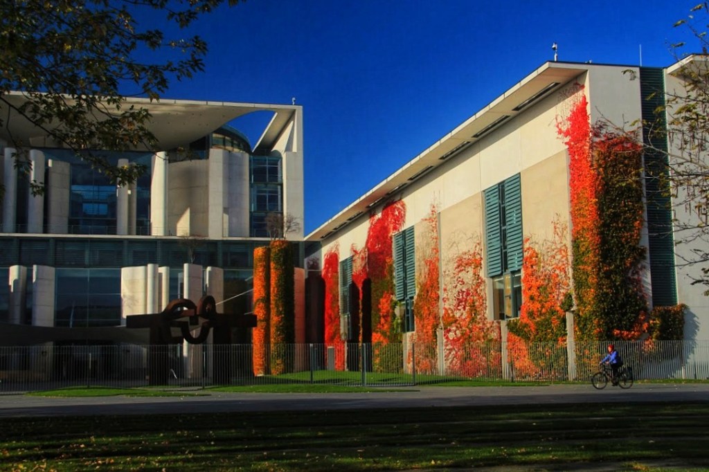 Das Bundeskanzleramt erstrahlt in Herbstfarben