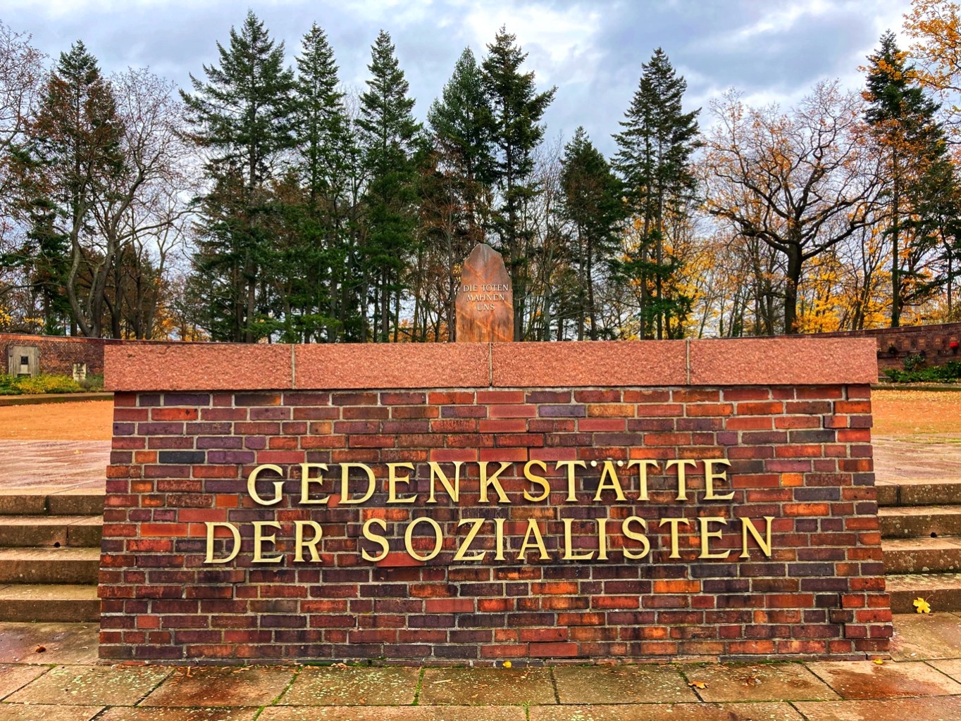 Auf dem Podium an der Gedenkstätte der Sozialisten trat die SED-Parteispitze bei den Großdemos zum Gedenken an Liebknechts & Luxemburgs Ermordung versammelt auf.