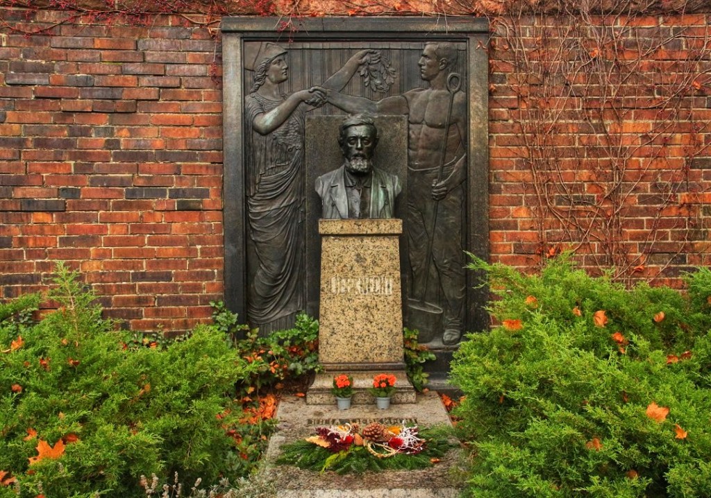 SPD-Gründer Wilhelm Liebknecht war der erste prominente Vertreter der Arbeiterbewegung der auf dem Zentralfriedhof bestattet wurde. Zu seiner Trauerfeier säumten 1900 100.000 Trauernde die Straßen Berlins. Später fand hier auch sein Sohn Karl Liebknecht, KPD-Führer, nach seiner Ermordung 1919 seine letzte Ruhestätte.