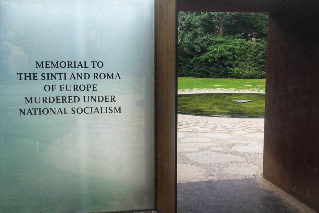 Eingang zum Denkmal für die ermordeten Sinti und Roma in der NS Zeit