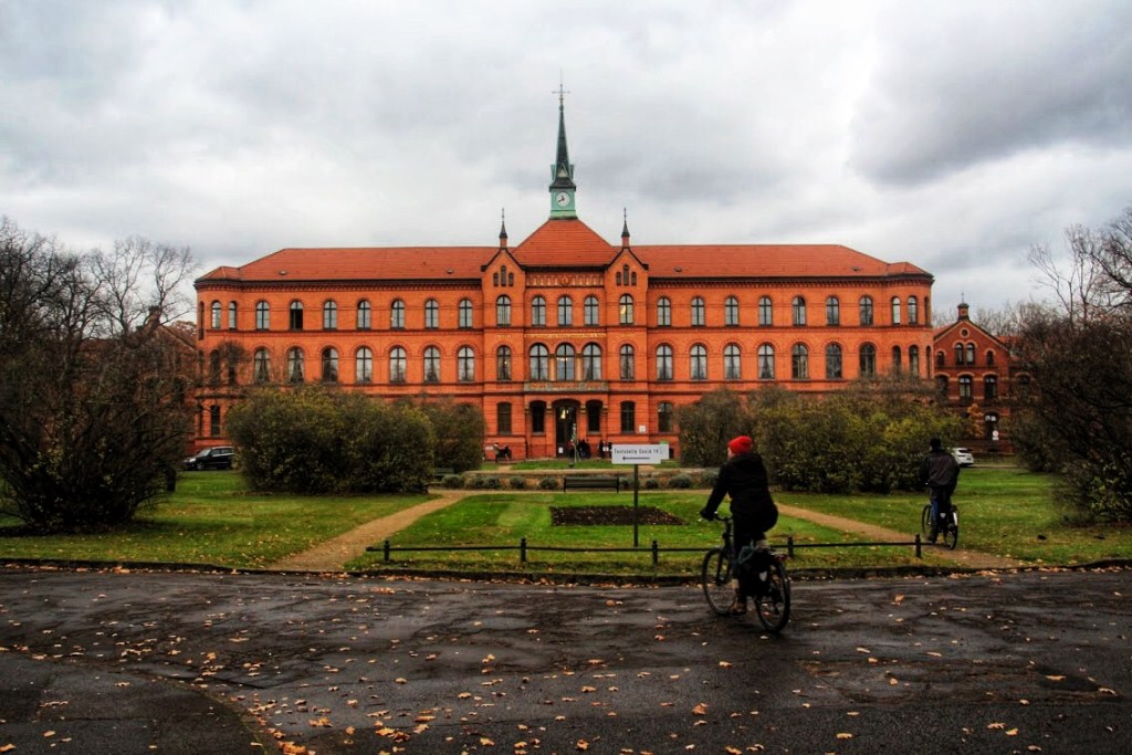Hauptgebäude des Evangelischen Elisabeth-Herzberge-Krankenhauses. Im 19. Jahrhundert hat man wirklich sehr schöne Krankenhäuser gebaut.