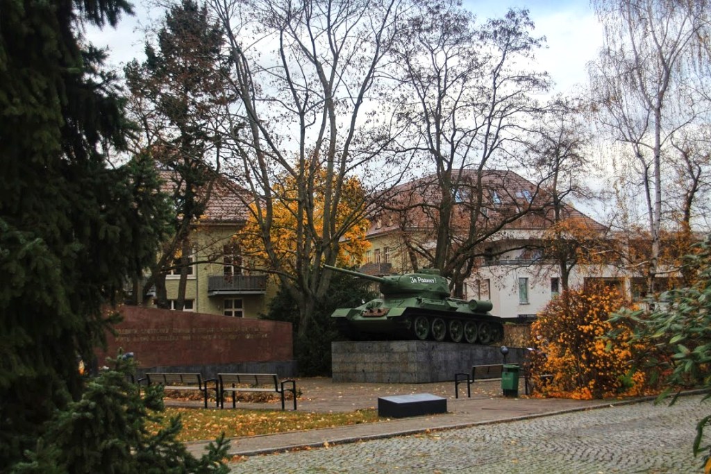 Auf dem ehemaligen Kasernengelände in Karlshorst, das nach der Wehrmacht von den sowjetischen Truppen genutzt wurde, findet sich sogar noch ein Panzer.